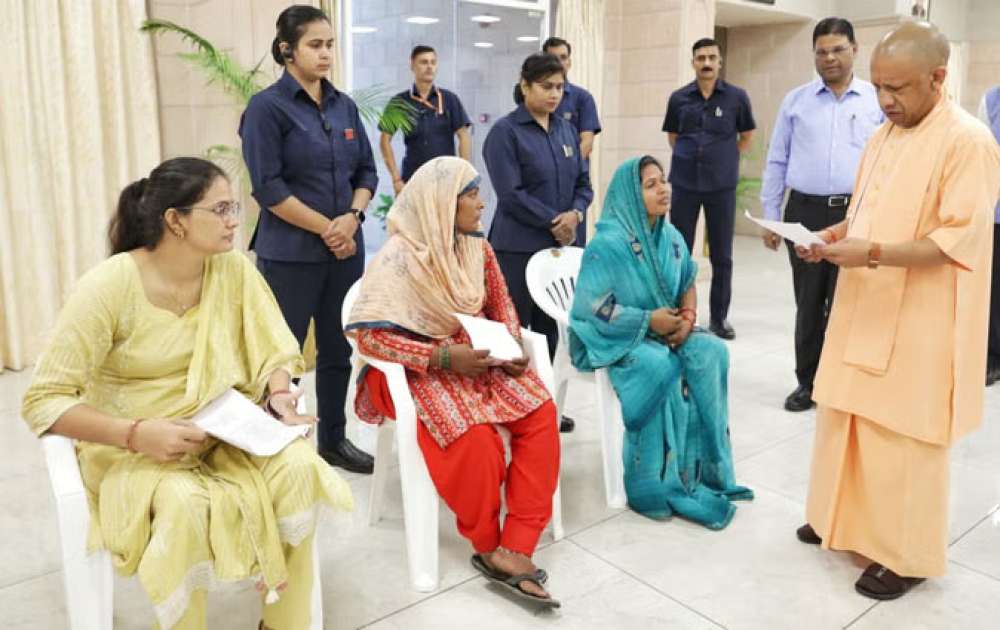 सीएम का जनता दर्शन: रायबरेली से पहुंचे मरीजों को तुरंत भर्ती कराने के दिए निर्देश, बच्चों को दुलारा