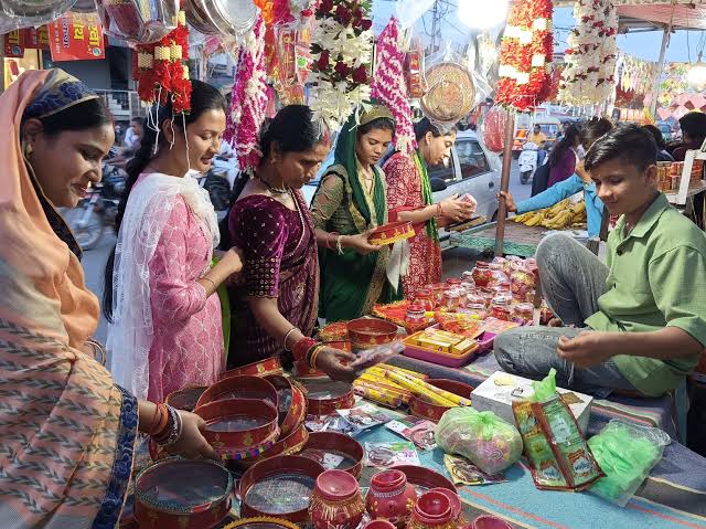 महिलाओं ने रखा निर्जला व्रत, जानें- चांद दिखने का समय और पूजा की विधि