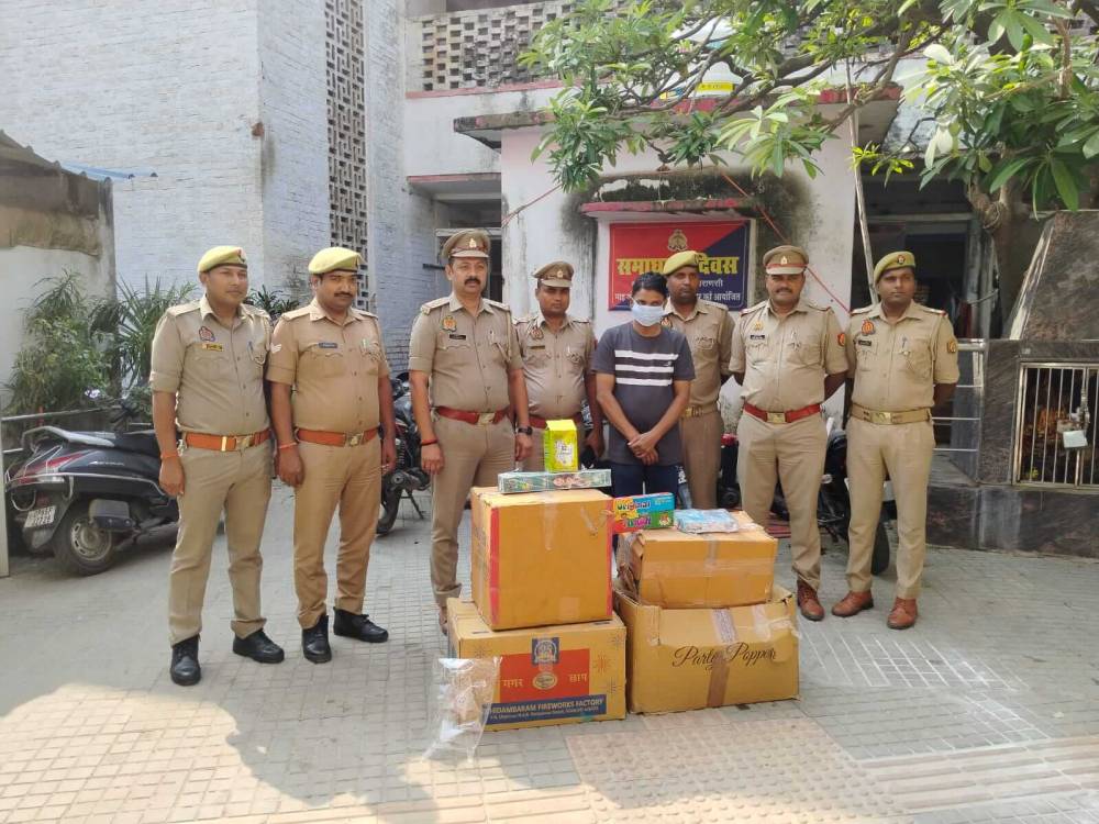 थाना दशाश्वमेध पुलिस द्वारा 69 कि0ग्रा0 अवैध पटाखा विस्फोटक पदार्थ बरामद एक अभियुक्त गिरफ्तार।