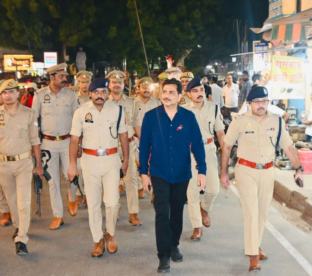 पुलिस आयुक्त कमिश्नरेट वाराणसी श्री मोहित अग्रवाल द्वारा आगामी त्यौहार व यातायात व्यवस्था को सुदृढ़ बनाने हेतु शहर क्षेत्र के विभिन्न स्थानों/चौराहों का भ्रमण व पैदल गश्त किया गया, सम्बन्धित को दिये आवश्यक दिशा-निर्देश ।