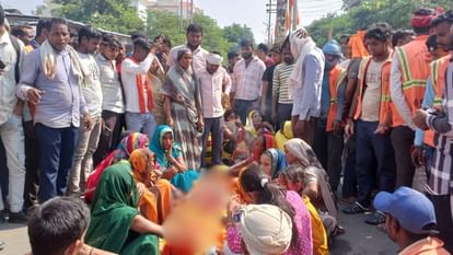 सड़क हादसे में घायल सफाई कर्मचारी की चार दिन बाद मौत, सड़क पर शव रखकर घरवालों ने किया हंगामा