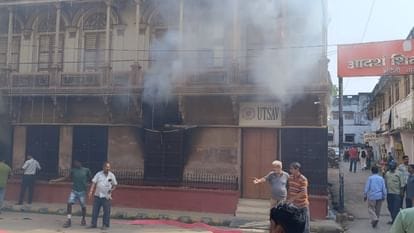 साड़ी के शोरूम में लगी भीषण आग, शिवाला-अस्सी मार्ग पर रोका गया यातायात; मौके पर पहुंची पुलिस