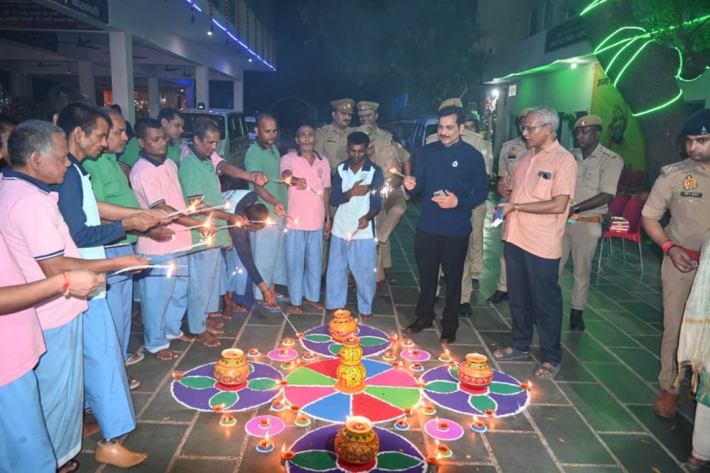 पुलिस आयुक्त कमिश्नरेट वाराणसी श्री मोहित अग्रवाल ने दीपावली के पावन अवसर पर सामनेघाट स्थित ‘अपना घर आश्रम’ में प्रभुजनों संग मनाई दीपावली, बांटी खुशियाँ ।