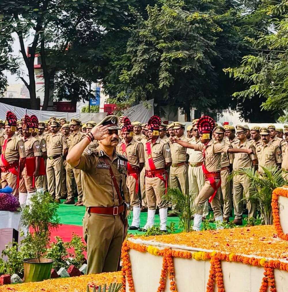 पुलिस आयुक्त कमिश्नरेट वाराणसी श्री मोहित अग्रवाल द्वारा पुलिस स्मृति दिवस पर कर्तव्य की बेदी पर अपने प्राणों की आहुति देने वाले अमर वीर शहीदों को याद करते हुए अर्पित किये गये श्रद्धा-सुमन ।