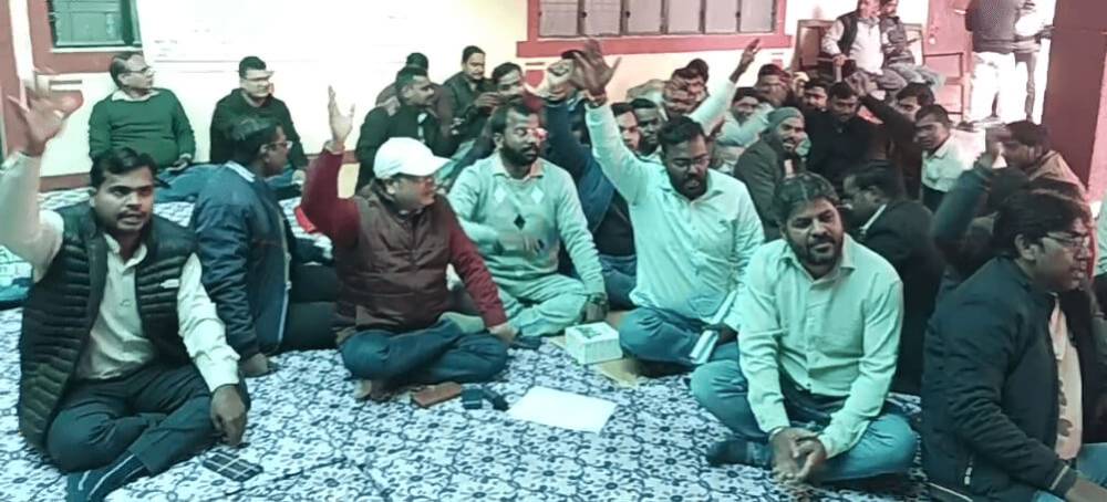 सदर तहसील में लेखपालों का धरना प्रदर्शन  फतेहपुर में लेखपाल सुधीर कुमार को आत्महत्या करने पर जताया आक्रोश