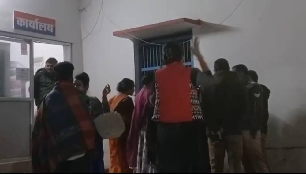 चाय विक्रेता की शिकायत पर 112 नंबर ने किन्नर के उस्ताद की लड़के को पुलिस ले आई थाने