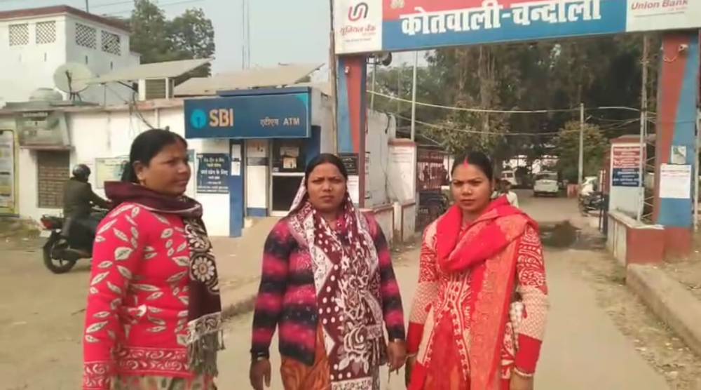 चंदौली में बहनों के बीच पैतृक संपत्ति को लेकर विवाद, पांच बहनों ने संपत्ति पर किया कब्जा तीन बहनों को किया बेदखल