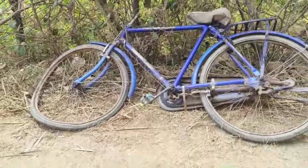 चकिया में डंपर की चपेट में आने से छात्र बचा  साइकिल क्षतिग्रस्त, ग्रामीणों ने हंगामा कर संचालन रोकने की मांग की