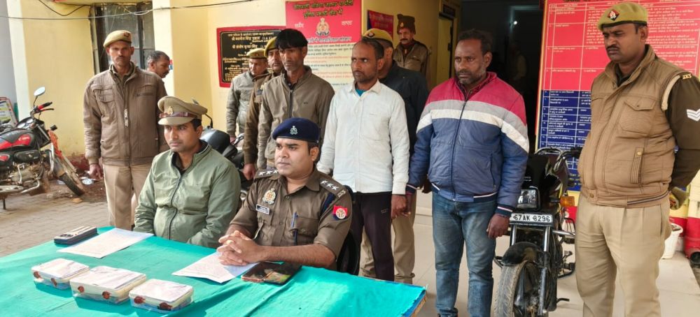 चंदौली में तीन ठग गिरफ्तार  चांदी के सिक्के का लालच देकर 2 लाख की ठगी, मिर्जापुर से बुलाया