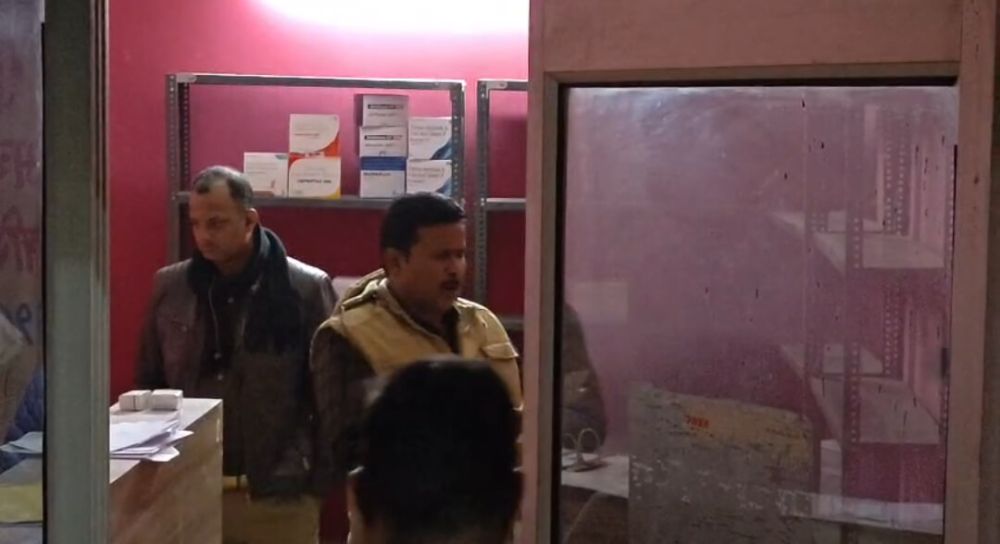 अवैध कफ सिरप: दो फर्जी फर्मों के शटर तोड़े गए प्रशासन ने कारोबार के खिलाफ जांच तेज की