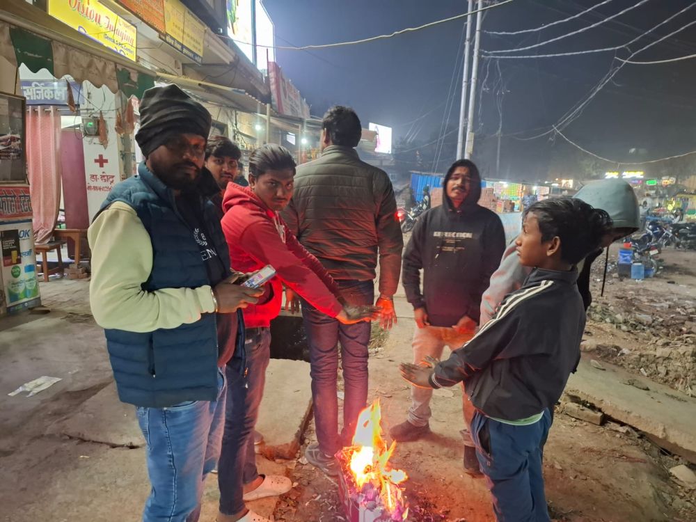 चकिया तिराहा पर अलाव नहीं  पंडित दीनदयाल उपाध्याय नगर में ठंड से लोग परेशान