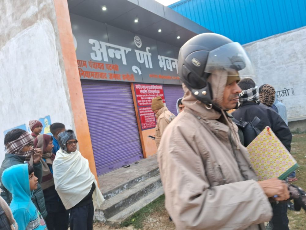 मुगलसराय में सरकारी दुकान से 76 बोरी खाद्यान्न चोरी ढाई लाख का नुकसान, पुलिस गश्त के बावजूद चोर फरार