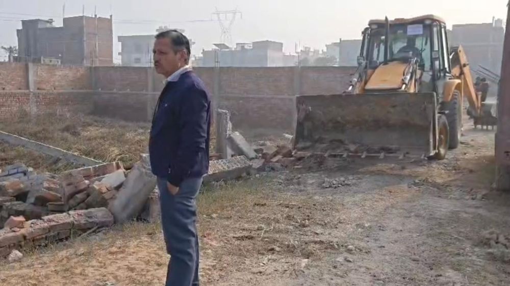 वीडीए ने 4 बीघा जमीन पर अवैध निर्माण ढहाया  मुगलसराय मार्ग पर एंबीशन स्कूल के पास हुई कार्रवाई